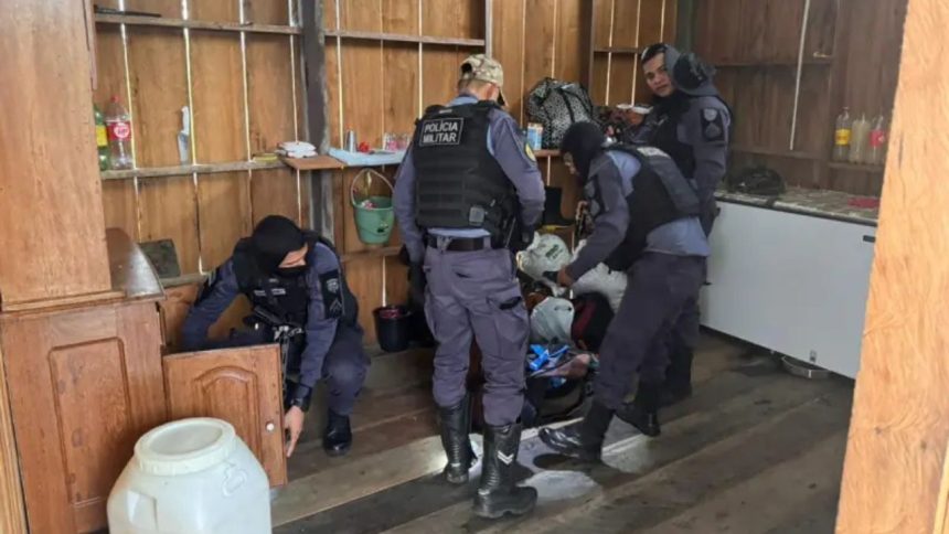 Polícia apreende drogas e armas em flutuantes em Beruri; quatro foram presos