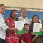 Governador Roberto Cidade entrega 800 títulos definitivos no Conjunto Cidadão 12