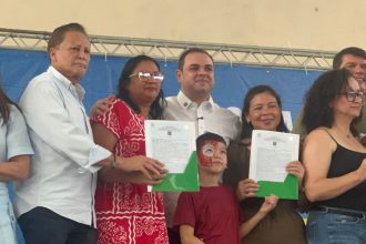 Governador Roberto Cidade entrega 800 títulos definitivos no Conjunto Cidadão 12