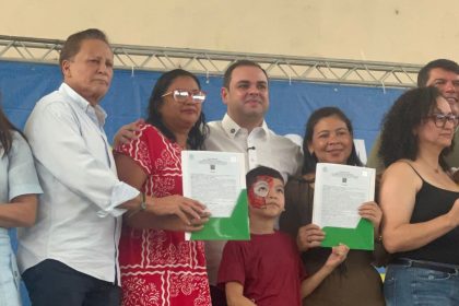 Governador Roberto Cidade entrega 800 títulos definitivos no Conjunto Cidadão 12