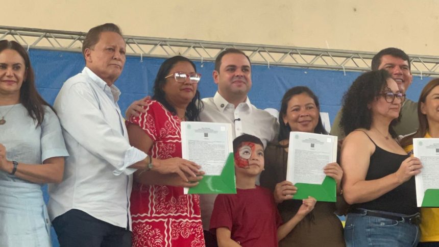 Governador Roberto Cidade entrega 800 títulos definitivos no Conjunto Cidadão 12