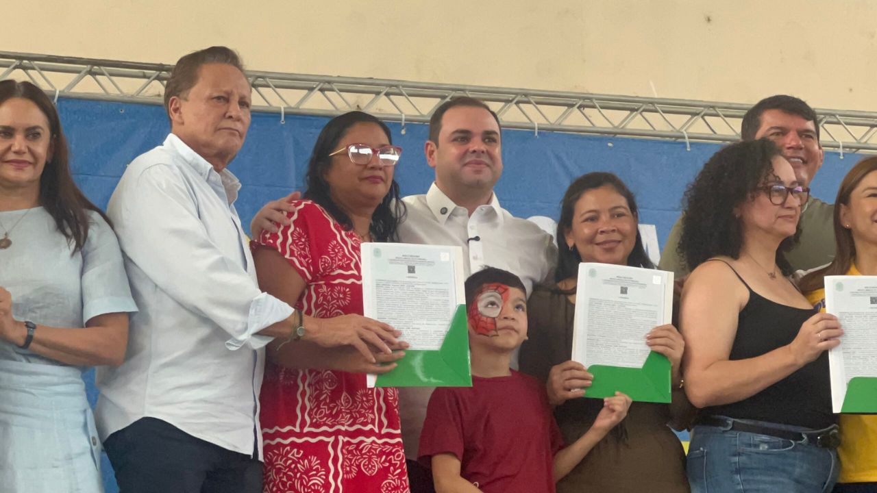 Governador Roberto Cidade entrega 800 títulos definitivos no Conjunto Cidadão 12