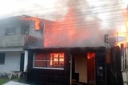 Incêndio destrói residências e gera correria entre moradores em Coari