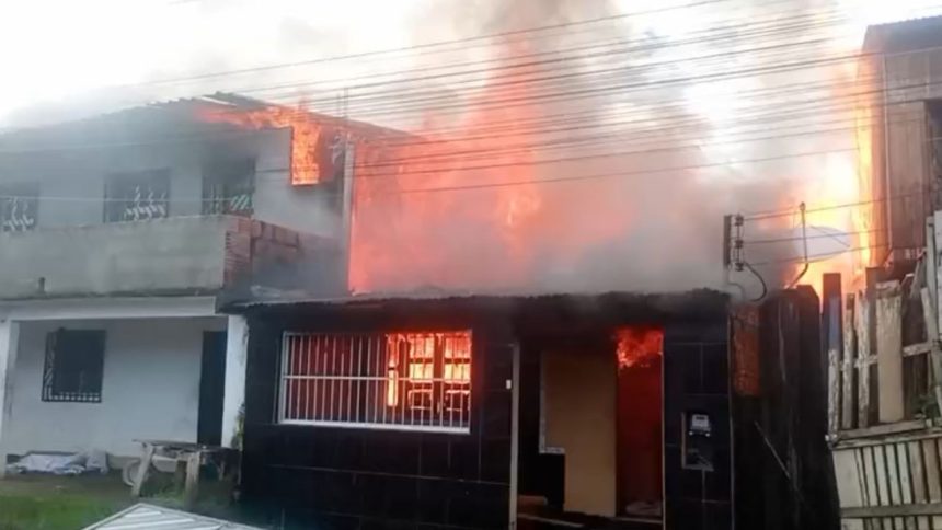 Incêndio destrói residências e gera correria entre moradores em Coari