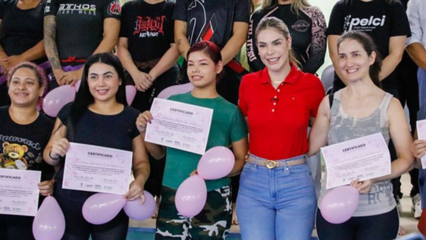Primeira-dama Thaisa Cidade entrega certificados do Curso de Defesa Pessoal Feminina
