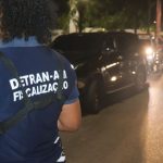 Na contramão, motociclista é flagrado sem placa e capacete em Manaus