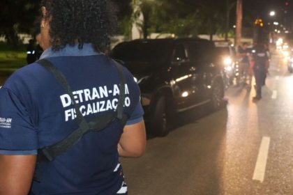 Na contramão, motociclista é flagrado sem placa e capacete em Manaus