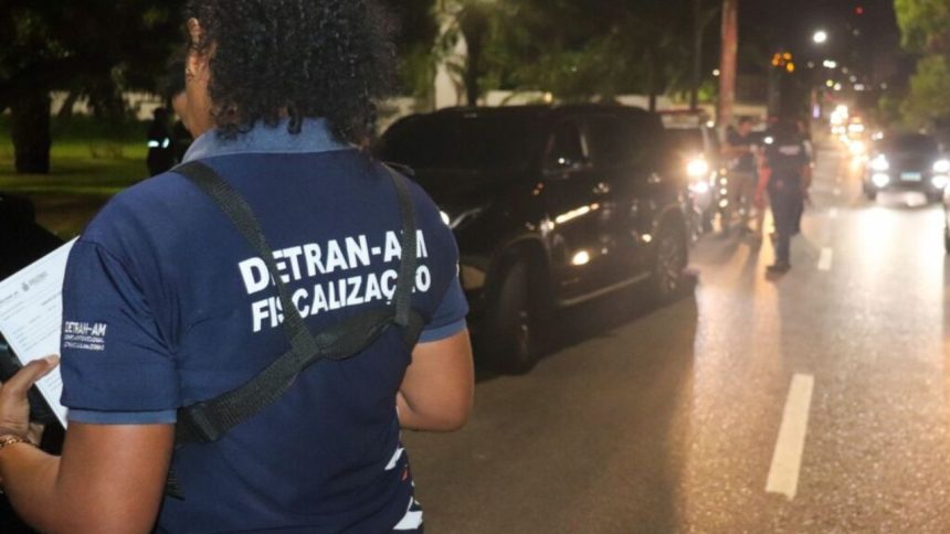 Na contramão, motociclista é flagrado sem placa e capacete em Manaus
