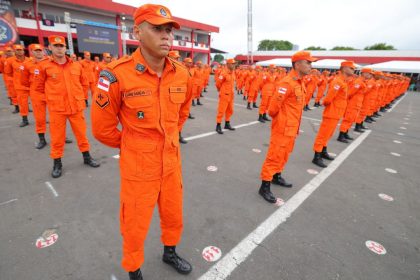 Roberto Cidade anuncia envio de 300 bombeiros para reforço no combate a incêndios no AM