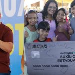 Governador Roberto Cidade entrega 983 cartões do Auxílio Estadual na véspera do Dia das Mães