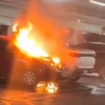Vídeo registra carro pegando fogo em estacionamento de supermercado de Manaus