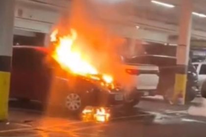 Vídeo registra carro pegando fogo em estacionamento de supermercado de Manaus