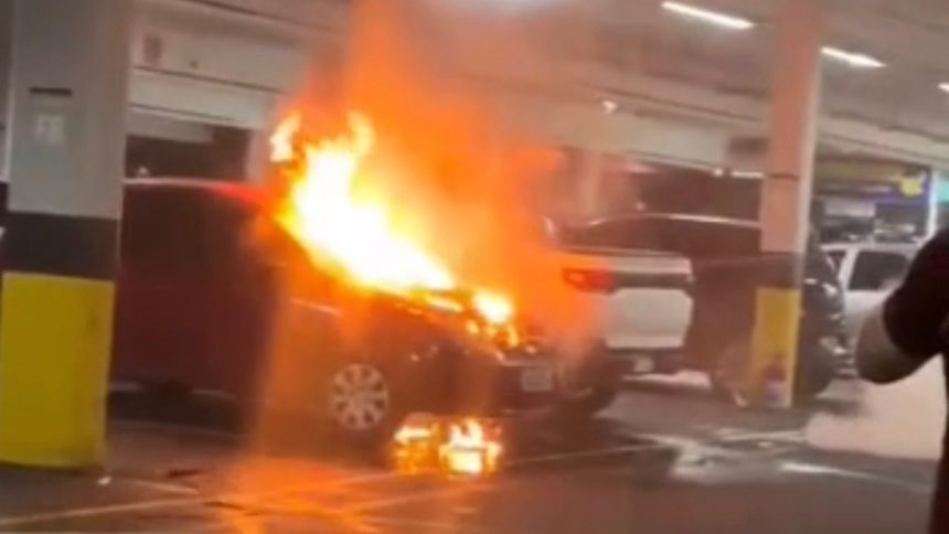 Vídeo registra carro pegando fogo em estacionamento de supermercado de Manaus