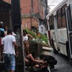Mulher é atropelada por ônibus e fica ferida na zona leste de Manaus