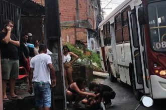 Mulher é atropelada por ônibus e fica ferida na zona leste de Manaus