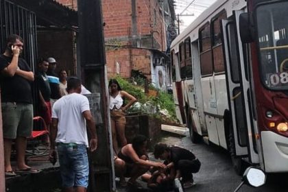 Mulher é atropelada por ônibus e fica ferida na zona leste de Manaus