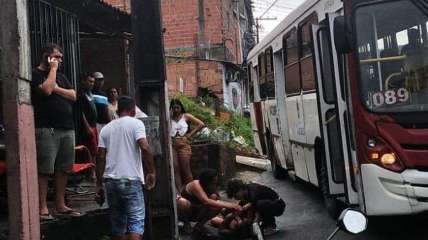 Mulher é atropelada por ônibus e fica ferida na zona leste de Manaus