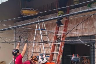 Homem sofre descarga elétrica ao pendurar bandeirolas