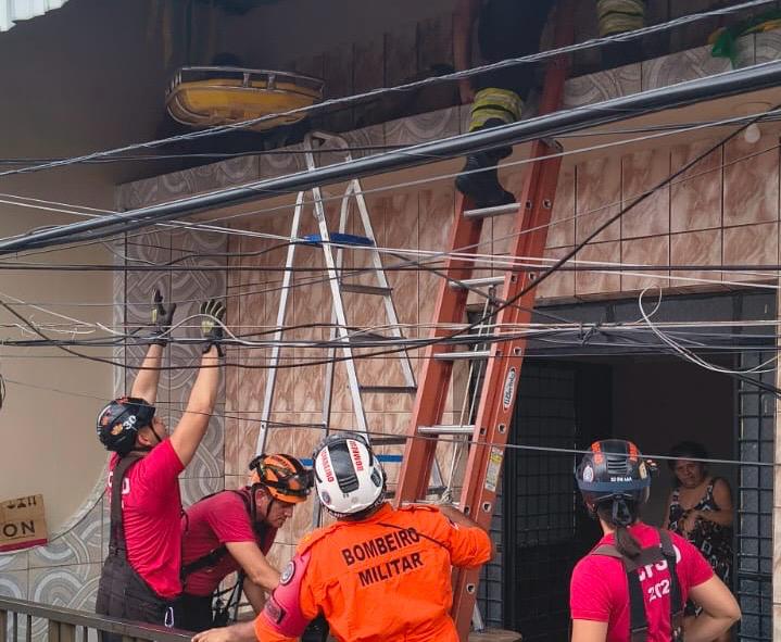 Homem sofre descarga elétrica ao pendurar bandeirolas