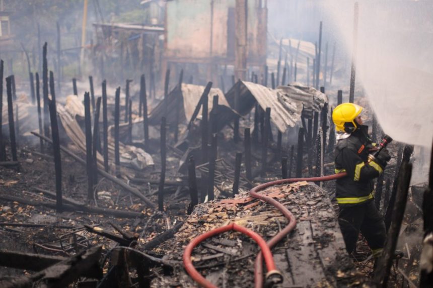 Explosão de botijão é apontada como causa de incêndio que atingiu mais de 20 casas no São Jorge, em Manaus.