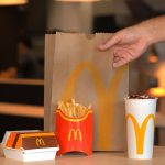 McDonald’s distribui figurinhas exclusivas da Copa do Mundo 2026