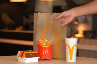 McDonald’s distribui figurinhas exclusivas da Copa do Mundo 2026