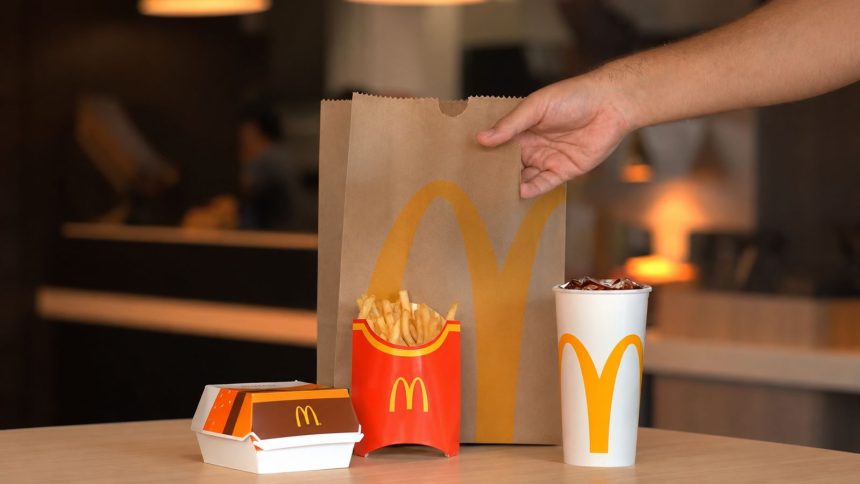 McDonald’s distribui figurinhas exclusivas da Copa do Mundo 2026