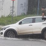 Veículo cai em buraco submerso durante a forte chuva em Manaus