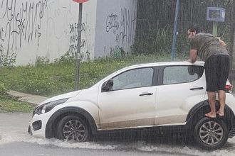 Veículo cai em buraco submerso durante a forte chuva em Manaus