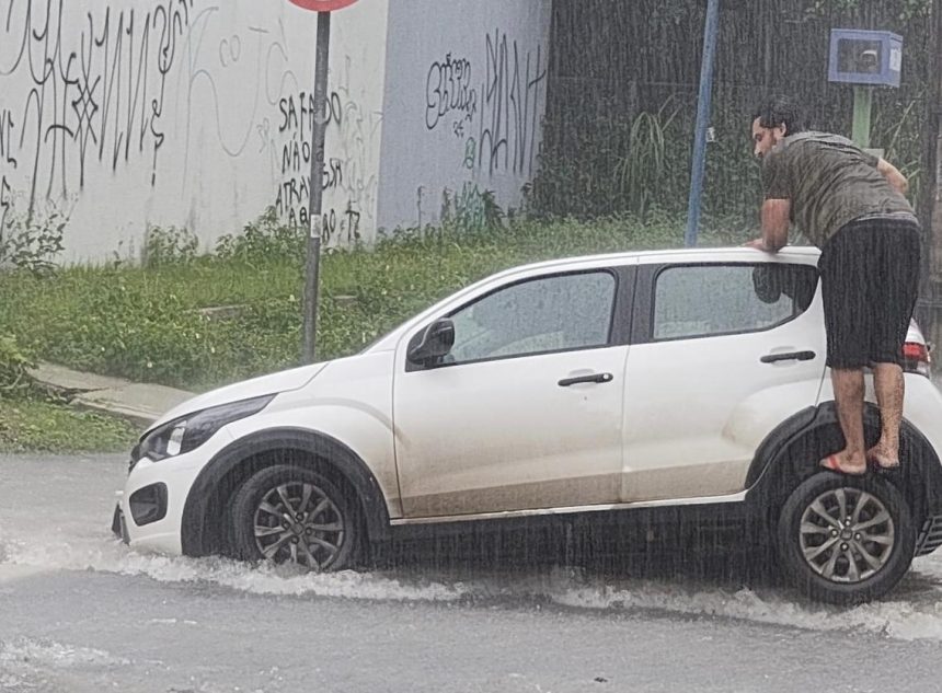 Veículo cai em buraco submerso durante a forte chuva em Manaus
