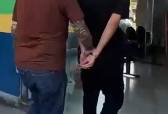 Preso homem que tentou matar amigo em frente a restaurante em Manaus