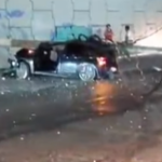 Carro fica destruído após motorista perder controle e bater em poste em Manaus