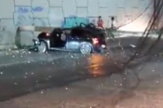 Carro fica destruído após motorista perder controle e bater em poste em Manaus