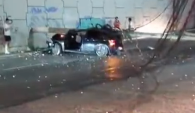 Carro fica destruído após motorista perder controle e bater em poste em Manaus
