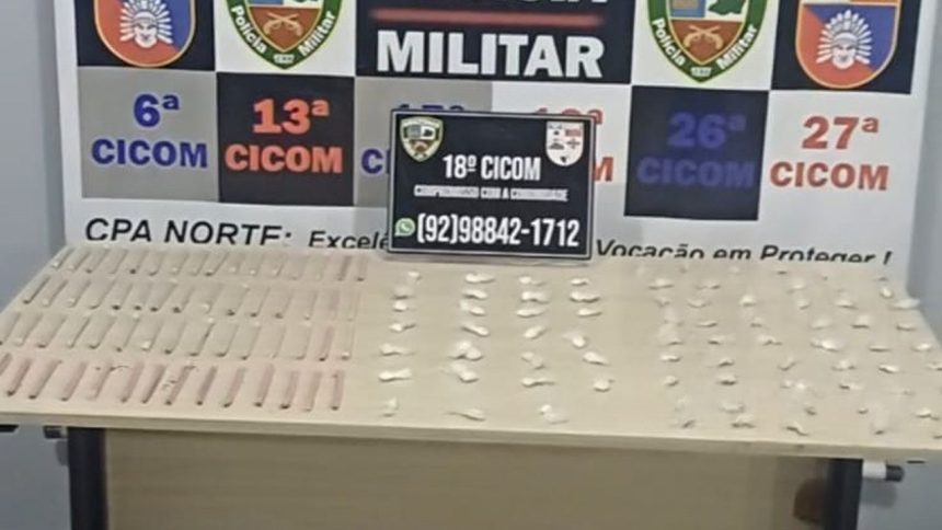 Apresentação de itens apreendidos pela polícia militar, incluindo uma placa de identificação e objetos sobre uma mesa.