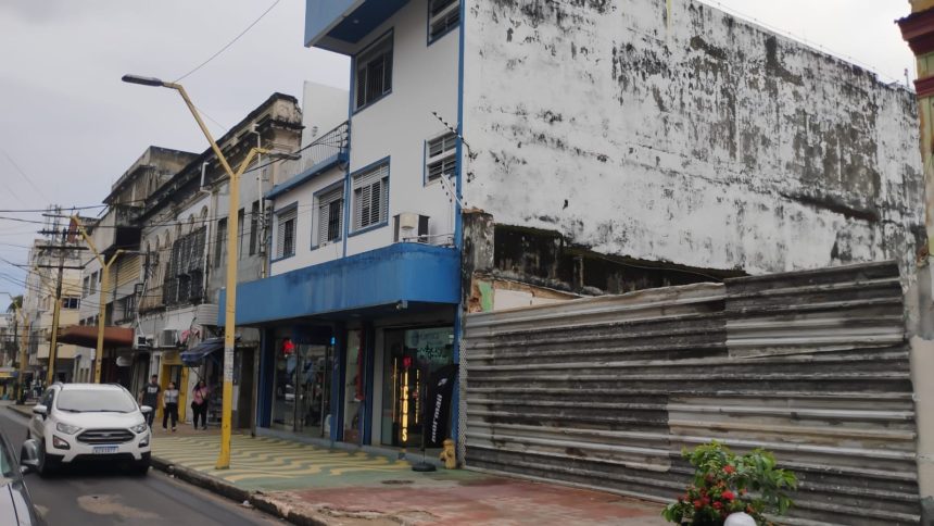 Fiscalização embarga demolição de imóvel histórico em Manaus