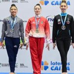 Ginastas no pódio com medalhas CBG.