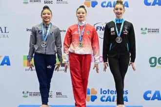 Ginastas no pódio com medalhas CBG.