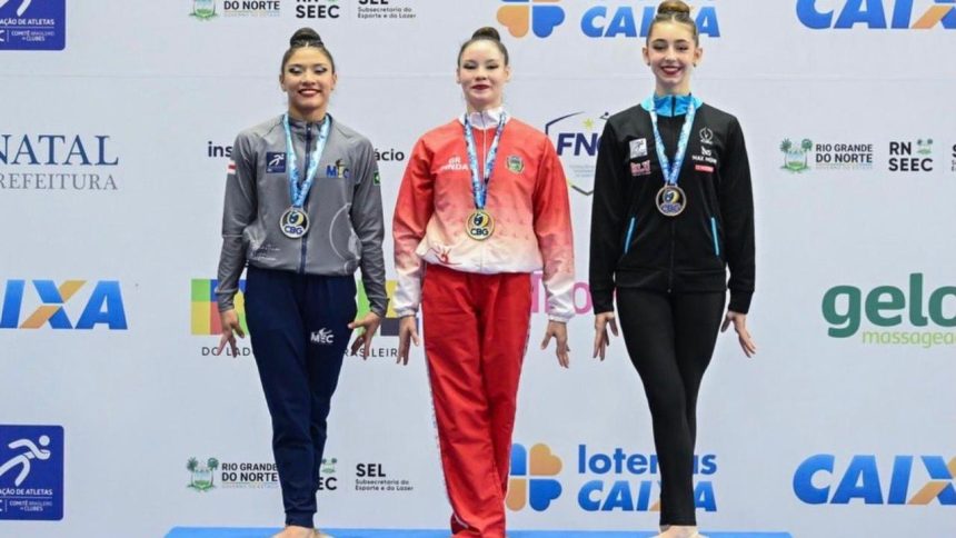 Ginastas no pódio com medalhas CBG.