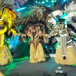Três gerações de pajés do Boi Caprichso no palco do Sambódromo de Manaus