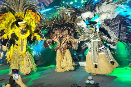 Três gerações de pajés do Boi Caprichso no palco do Sambódromo de Manaus