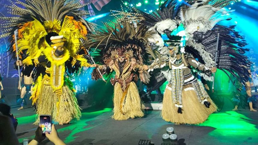 Três gerações de pajés do Boi Caprichso no palco do Sambódromo de Manaus