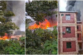 Incêndio em residências, com fumaça densa e chamas visíveis.