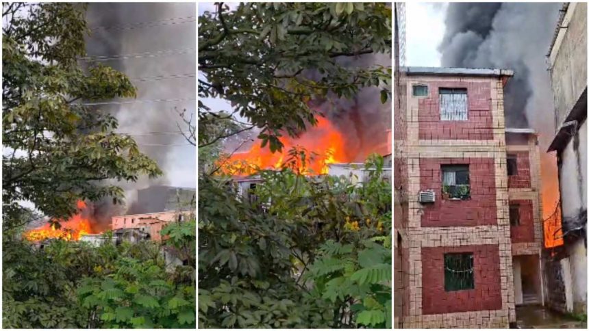 Incêndio em residências, com fumaça densa e chamas visíveis.