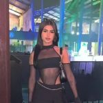 influenciadora digital Gabriela Gadelha, vestindo roupa preta e óculos de sol.