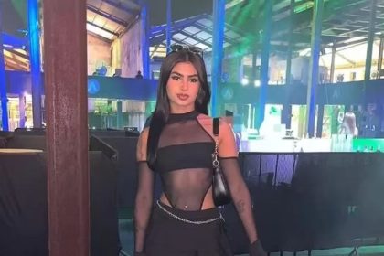 influenciadora digital Gabriela Gadelha, vestindo roupa preta e óculos de sol.