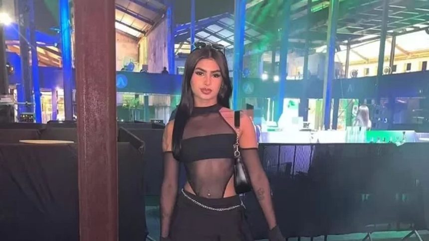 influenciadora digital Gabriela Gadelha, vestindo roupa preta e óculos de sol.