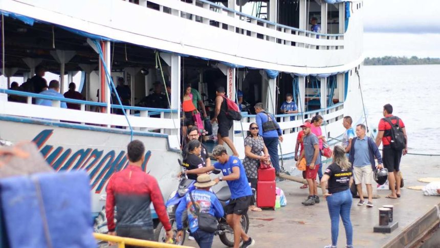 Pessoas embarcando e desembarcando de um barco em um píer, com um céu nublado ao fundo.