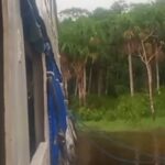 Barco que saiu de Parintins com destino a Manaus fica parado no Rio Negro durante viagem