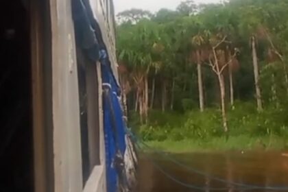 Barco que saiu de Parintins com destino a Manaus fica parado no Rio Negro durante viagem